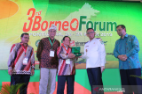 Gubernur Kalbar Sutarmidji (kedua kanan) menerima cinderamata dari Ketua Gabungan Pengusaha Sawit Indonesia (GAPKI) Kaltim Muhammadsjah Djafar(ketiga kiri) didampingi Wakil Gubernur Kaltim Hadi Mulyadi (kanan), Wakil Ketua Umum GAPKI Kacuk Sumarto (kedua kiri) dan Ketua GAPKI Kalbar Muhlis Bentara (kiri)saat membuka 3rd Borneo Forum yang digelar GAPKI se-Kalimantan di Pontianak, Kalimantan Barat, Rabu (20/3/2019). Dalam kesempatan tersebut, GAPKI mendorong perusahaan sawit untuk melakukan sertifikasi dan menerapkan Indonesian Sustainable Palm Oil System (ISPO) agar bisa meningkatkan daya saing minyak sawit Indonesia di pasar dunia. ANTARA FOTO/Jessica Helena Wuysang