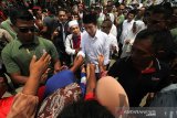 Calon Presiden petahana nomor urut 01 Joko Widodo menunjukkan Kartu Indonesia Pintar Mahasiswa saat berpidato dalam kampanye terbuka di Lhokseumawe, Aceh, Selasa (26/3/2019). Dalam kampanye yang dihadiri ribuan pendukung, parpol pengusung, para ulama, Jokowi menyatakan optimistis bersama masyarakat Aceh bisa memenangkan suara telak pada pemilihan presiden 17 April mendatang. (Antara Aceh/Rahmad)