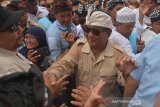 Calon Presiden nomor urut 02 Prabowo Subianto (tengah) menyapa para pendukungnya dalam kampanye terbuka di lapangan Kompyang Sujana, Denpasar, Selasa (26/3/2019). Dalam kampanye yang dihadiri ribuan simpatisan tersebut, Prabowo Subianto berjanji akan membuat perubahan lebih baik bagi rakyat Indonesia, lebih sejahtera, pengentasan kemiskinan dan perbaikan perekonomian. ANTARA FOTO/Nyoman Budhiana.