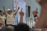 Calon Presiden nomor urut 02 Prabowo Subianto (kiri) menyampaikan orasi politiknya dalam kampanye terbuka di lapangan Kompyang Sujana, Denpasar, Selasa (26/3/2019). Dalam kampanye yang dihadiri ribuan simpatisan tersebut, Prabowo Subianto berjanji akan membuat perubahan lebih baik bagi rakyat Indonesia, lebih sejahtera, pengentasan kemiskinan dan perbaikan perekonomian. ANTARA FOTO/Nyoman Budhiana.