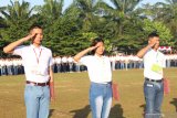 (ketiga dari kiri) Tiga perwakilan Calon Siswa Polri yaitu Rozi Kurniawan (Akademi Kepolisian), Tjiu Kit Ai (Bintara) dan Benediktus Edowardo (Tamtama) mengikuti upacara penandatanganan pakta integritas seleksi terpadu penerimaan Anggota Polri Tahun 2019 di Mapolda Kalbar, Minggu (24/3/2019). Penandatanganan pakta integritas tersebut bertujuan agar seleksi penerimaan itu dilakukan secara transparan, akuntabel, humanis dan bersih dari praktik KKN. ANTARA FOTO/Jessica Helena Wuysang