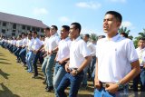 Sejumlah calon siswa Polri berbaris usai mengikuti upacara penandatanganan pakta integritas seleksi terpadu penerimaan Anggota Polri Tahun 2019 di Mapolda Kalbar, Minggu (24/3/2019). Penandatanganan pakta integritas tersebut bertujuan agar seleksi penerimaan itu dilakukan secara transparan, akuntabel, humanis dan bersih dari praktik KKN. ANTARA FOTO/Jessica Helena Wuysang