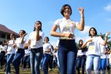 Sejumlah calon siswa Polri menari usai mengikuti upacara penandatanganan pakta integritas seleksi terpadu penerimaan Anggota Polri Tahun 2019 di Mapolda Kalbar, Minggu (24/3/2019). Penandatanganan pakta integritas tersebut bertujuan agar seleksi penerimaan itu dilakukan secara transparan, akuntabel, humanis dan bersih dari praktik KKN. ANTARA FOTO/Jessica Helena Wuysang