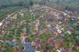 Foto udara Taman Hutan Raya (Tahura) Sultan Thaha Syaifuddin yang telah beralih fungsi dan dipenuhi kolam penampungan minyak dari aktivitas pengeboran minyak ilegal di Bajubang, Batanghari, Jambi, Senin (25/3/2019). Warga setempat menyebutkan, aktivitas pengeboran minyak ilegal yang dilakukan secara terang-terangan di kawasan hutan negara seluas 15.830 hektare tersebut telah berlangsung sejak 2016 dan berdasarkan data Dinas Lingkungan Hidup Kabupaten Batanghari, aktivitas pengeboran minyak ilegal di Tahura tersebut telah merusak 50 hektare lebih kawasan. ANTARA FOTO/Wahdi Septiawan/pras.
