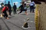 Siswa Sekolah Dasar (SD) mengikuti permainan tradisional 