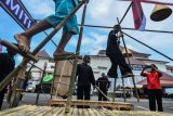 Siswa Sekolah Dasar (SD) mengikuti permainan tradisional 