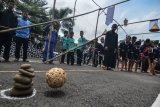 Siswa Sekolah Dasar (SD) mengikuti permainan tradisional 