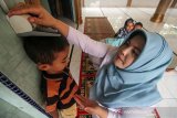 Petugas Kesehatan Puskesmas Muara Dua melakukan pemeriksaan stunting anak meliputi tinggi badan, berat badan dan status gizi di Desa Meunasah Alue, Lhokseumawe, Aceh, Selasa (27/3/2019). Pemerintah melalui Kemenkes menggencarkan program Indonesia Sehat dengan Pendekatan Keluarga (PIS-PK), Pemberian Makanan Tambahan (PMT), dan 1000 Hari Pertama Kehidupan (HPK) untuk pencegahan stunting atau kurang gizi kronis yang mengakibatkan gangguan pertumbuhan pada anak Indonesia, seperti tinggi badan anak lebih rendah atau pendek (kerdil) dari standar usianya. (Antara Aceh/Rahmad)