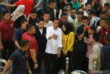 Calon Presiden nomor urut 01 Joko Widodo menyapa warga ketika mengunjungi Duta Mall Banjarmasin, Kalimantan Selatan, Rabu (27/3/2019). Capres Joko Widodo memanfaatkan kunjungan ke Banjarmasin dengan mengunjungi Mall untuk menyapa masyarakat dan melayani warga yang ingin berfoto bersama dirinya.Foto Antaranews Kalsel/Bayu Pratama S.