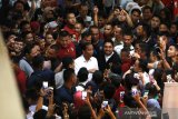 Calon Presiden nomor urut 01 Joko Widodo menyapa warga ketika mengunjungi Duta Mall Banjarmasin, Kalimantan Selatan, Rabu (27/3/2019). Capres Joko Widodo memanfaatkan kunjungan ke Banjarmasin dengan mengunjungi Mall untuk menyapa masyarakat dan melayani warga yang ingin berfoto bersama dirinya.Foto Antaranews Kalsel/Bayu Pratama S.