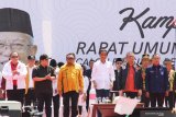 Capres nomor urut 01 Joko Widodo (ketiga kanan) didampingi Ketua Tim Kampanye Nasional (TKN) Erick Thohir (kedua kiri), Ketua Partai Hanura Oesman Sapta Odang (ketiga kiri) dan Gubernur Kalbar Sutarmidji (kedua kanan) saat menggelar kampanye terbuka di Jalan Arteri Supadio, Kabupaten Kubu Raya, Kalimantan Barat, Rabu (27/3/2019). Selain memaparkan sejumlah pembangunan infrastruktur yang telah dikerjakan seperti perbatasan, pelabuhan dan bandara di wilayah Kalbar, Jokowi juga menjanjikan akan membangun jalan tol dan jembatan di provinsi tersebut. ANTARA FOTO/Jessica Helena Wuysang
