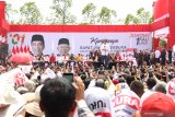 Capres nomor urut 01 Joko Widodo berorasi saat menggelar kampanye terbuka di Jalan Arteri Supadio, Kabupaten Kubu Raya, Kalimantan Barat, Rabu (27/3/2019). Selain memaparkan sejumlah pembangunan infrastruktur yang telah dikerjakan seperti perbatasan, pelabuhan dan bandara di wilayah Kalbar, Jokowi juga menjanjikan akan membangun jalan tol dan jembatan di provinsi tersebut. ANTARA FOTO/Jessica Helena Wuysang