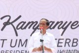  Capres nomor urut 01 Joko Widodo berorasi saat menggelar kampanye terbuka di Jalan Arteri Supadio, Kabupaten Kubu Raya, Kalimantan Barat, Rabu (27/3/2019). Selain memaparkan sejumlah pembangunan infrastruktur yang telah dikerjakan seperti perbatasan, pelabuhan dan bandara di wilayah Kalbar, Jokowi juga menjanjikan akan membangun jalan tol dan jembatan di provinsi tersebut. ANTARA FOTO/Jessica Helena Wuysang