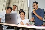  Kreator Konten Tezar Haldy (kanan) memberikan tutorial multimedia kepada peserta Kelas Kreatif BUMN di Pontianak, Kalimantan Barat, Selasa (26/3/2019). Pada Kelas Kreatif BUMN 2019 yang digelar PT Pelabuhan Indonesia II (Persero)/IPC tersebut peserta yang berasal dari siswa sekolah kejuruan, mahasiswa serta pelaku UKM dapat mempelajari multimedia, seni tata rias, pemasaran digital dan kuliner. ANTARA FOTO/Jessica Helena Wuysang