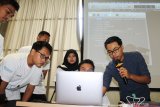 Kreator Konten Tezar Haldy (kanan) memberikan tutorial multimedia kepada peserta Kelas Kreatif BUMN di Pontianak, Kalimantan Barat, Selasa (26/3/2019). Pada Kelas Kreatif BUMN 2019 yang digelar PT Pelabuhan Indonesia II (Persero)/IPC tersebut peserta yang berasal dari siswa sekolah kejuruan, mahasiswa serta pelaku UKM dapat mempelajari multimedia, seni tata rias, pemasaran digital dan kuliner. ANTARA FOTO/Jessica Helena Wuysang