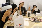 Sejumlah peserta Kelas Kreatif BUMN belajar tata rias di Pontianak, Kalimantan Barat, Selasa (26/3/2019). Pada Kelas Kreatif BUMN 2019 yang digelar PT Pelabuhan Indonesia II (Persero)/IPC tersebut peserta yang berasal dari siswa sekolah kejuruan, mahasiswa serta pelaku UKM dapat mempelajari multimedia, seni tata rias, pemasaran digital dan kuliner. ANTARA FOTO/Jessica Helena Wuysang