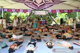 Peserta yoga dari mancanegara melakukan relaksasi pada rangkaian kegiatan BaliSpirit Festival 2019 di Ubud, Bali, Rabu (27/3/2019). BaliSpirit Festival 2019 yang bertema 