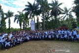 Foto bersama peserta acara BUMN Human Capital Managemen Great Leader Camp usai mengikuti sesi Team Building (Senam dan Games) di Megamendung, Kabupaten Bogor, Jawa Barat, Selasa (26/3/19).   (Megapolitan.Antaranews.Com/Foto: Istimewa).
