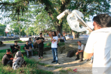 Peserta workshop Exchanging Vibration yang terdiri dari musisi dan non musisi diajak mengeksplorasi bunyi dan melakukan pengamatan bersama fasilitator : Yennu Ariendra (Yogyakarta), Nursalim Yadi Anugerah (Pontianak), dan J “Mo’ong” Santoso Pribadi (Yogyakarta) di kawasan Taman Burung, Singkawang, Jumat (22/03/2019). Hasil workshop ini dipresentasikan di Gedung Singkawang Cultural Center, pada Rabu malam 27 Maret 2019. 