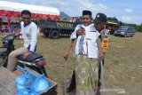 Anggota Polri menggendong warga usia lanjut naik becak barang seusai mendapatkan pengobatan gratis saat berlangsung bakti sosial yang digelar Korps Binmas (Korbinmas) Polri di desa Lamlupu, kecamatan Peukan Bada, Aceh Besar, Aceh, Jumat (29/3/2019). Bhakti Sosial Polri yang turun ke desa desa di Aceh itu memberikan pengobatan gratis dan bantuan sembako kepada kaum duafa. (Antara Aceh/Ampelsa)