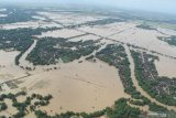 Kondisi banjir di wilayah Kabupaten Madiun dipotret dari udara menggunakan pesawat Helikopter NAS-332 Super Puma dari Skadron Udara 6 Lanud Atang Sanjaya Bogor yang dipiloti Mayor Pnb Nugroho Tri dan co-pilot Lettu Pnb Septian Sihombing yang sedang bertugas Bawah Kendali Operasi (BKO) di Lanud Iswahjudi, di Madiun, Jawa Timur, Jumat (8/3/2019). Sebagian wilayah di Jawa Timur, antara lain Ponorogo, Madiun, Ngawi terendam banjir selama tiga hari sejak Rabu (6/3). Antara Jatim/Siswowidodo/zk.