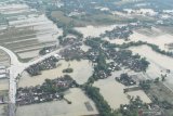 Kondisi banjir di wilayah Kabupaten Madiun dipotret dari udara menggunakan pesawat Helikopter NAS-332 Super Puma dari Skadron Udara 6 Lanud Atang Sanjaya Bogor yang dipiloti Mayor Pnb Nugroho Tri dan co-pilot Lettu Pnb Septian Sihombing yang sedang bertugas Bawah Kendali Operasi (BKO) di Lanud Iswahjudi, di Madiun, Jawa Timur, Jumat (8/3/2019). Sebagian wilayah di Jawa Timur, antara lain Ponorogo, Madiun, Ngawi terendam banjir selama tiga hari sejak Rabu (6/3). Antara Jatim/Siswowidodo/zk.