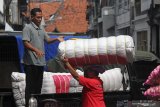 Seorang buruh perempuan membawa barang di atas kepalanya di kawasan Pasar Pabean, Surabaya, Jawa Timur, Jumat (8/3/2019). Untuk sekali angkut, para buruh perempuan tersebut mendapatkan upah mulai Rp500 hingga Rp5.000 tergantung berat barangnya. Antara Jatim/Moch Asim/zk.