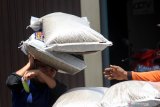 Seorang buruh perempuan membawa barang di atas kepalanya di kawasan Pasar Pabean, Surabaya, Jawa Timur, Jumat (8/3/2019). Untuk sekali angkut, para buruh perempuan tersebut mendapatkan upah mulai Rp500 hingga Rp5.000 tergantung berat barangnya. Antara Jatim/Moch Asim/zk.