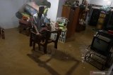 Warga mengevakuasi barang di dalam rumahnya yang terendam banjir di Trenggalek, Jawa Timur, Kamis (7/3/2019). Hujan deras selama tujuh jam yang terjadi di wilayah itu pada Rabu (6/3/2019) sore telah menyebabkan Sungai Ngasinan meluap yang memicu banjir bandang dan tanah longsor di lebih dari 15 desa 10 kecamatan. Antara Jatim/Destyan Sujarwoko/zk.