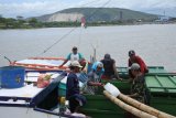 Pekerja menurunkan 'es balok' ke perahu nelayan di perairan Plawangan Puger, Jember, Jawa Timur, Jumat (8/3/2019). Nelayan yang menggunakan perahu jenis Pinisi tersebut membutuhkan sekitar 200 batang 'es balok' untuk menyimpan ikan hasil tangkapan dalam sepuluh hari melaut. Antara Jatim/Seno/zk.