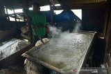 Petani memindahkan butiran garam saat proses produksi di salah satu usaha produksi garam tradisional, Desa Lam Ujung, Kecamatan Baitussalam, Aceh Besar, Jumat (29/3/2019) . Petani garam tradisional di daerah itu, menyatakan dalam sehari hanya mampu memproduksi garam lokal sebanyak 120 kilogram hingga 150 kilogram, sehingga tidak mencukupi untuk memenuhi tingginya kebutuhan konsumen. (Antara Aceh/Ampelsa)