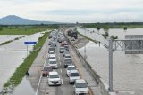 Suasana jalan tol Trans Jawa ruas Ngawi-Kertosono pada KM 603-604 yang terendam banjir di Desa Glonggong, Balerejo, Kabupaten Madiun, Jawa Timur, Kamis (7/3/2019). Luapan Sungai Madiun serta beberapa anak sungainya mengakibatkan sejumlah wilayah di Kabupaten Madiun terendam banjir, dan jalan tol yang terendam tersebut hanya difungsikan satu ruas dengan sistem buka tutup. Antara Jatim/Siswowidodo/zk.