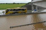 Suasana jalan tol Trans Jawa ruas Ngawi-Kertosono pada KM 603-604 yang terendam banjir di Desa Glonggong, Balerejo, Kabupaten Madiun, Jawa Timur, Kamis (7/3/2019). Luapan Sungai Madiun serta beberapa anak sungainya mengakibatkan sejumlah wilayah di Kabupaten Madiun terendam banjir, dan jalan tol yang terendam tersebut hanya difungsikan satu ruas dengan sistem buka tutup. Antara Jatim/Siswowidodo/zk.