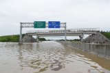 Suasana jalan tol Trans Jawa ruas Ngawi-Kertosono pada KM 603-604 yang terendam banjir di Desa Glonggong, Balerejo, Kabupaten Madiun, Jawa Timur, Kamis (7/3/2019). Luapan Sungai Madiun serta beberapa anak sungainya mengakibatkan sejumlah wilayah di Kabupaten Madiun terendam banjir, dan jalan tol yang terendam tersebut hanya difungsikan satu ruas dengan sistem buka tutup. Antara Jatim/Siswowidodo/zk.