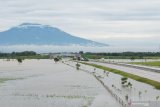 Suasana jalan tol Trans Jawa ruas Ngawi-Kertosono pada KM 603-604 yang terendam banjir di Desa Glonggong, Balerejo, Kabupaten Madiun, Jawa Timur, Kamis (7/3/2019). Luapan Sungai Madiun serta beberapa anak sungainya mengakibatkan sejumlah wilayah di Kabupaten Madiun terendam banjir, dan jalan tol yang terendam tersebut hanya difungsikan satu ruas dengan sistem buka tutup. Antara Jatim/Siswowidodo/zk.