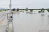 Suasana jalan tol Trans Jawa ruas Ngawi-Kertosono pada KM 603-604 yang terendam banjir di Desa Glonggong, Balerejo, Kabupaten Madiun, Jawa Timur, Kamis (7/3/2019). Luapan Sungai Madiun serta beberapa anak sungainya mengakibatkan sejumlah wilayah di Kabupaten Madiun terendam banjir, dan jalan tol yang terendam tersebut hanya difungsikan satu ruas dengan sistem buka tutup. Antara Jatim/Siswowidodo/zk.