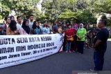 sejumlah penari tradisional Kediri bersiap berangkat ke Taman Mini Indonesia Indah (TMII) Jakarta, di halaman Disbudparpora Kota Kediri, Jumat (29/3/2019). Kegiatan ini melestarikan sekaligus mengenalkan tarian tradisional Kediri. Antara Jatim/ Asmaul Chusna