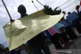 Korps PMII Puteri (Kopri) menggelar aksi unjuk rasa memperingati hari perempuan internasional di Jombang, Jawa Timur, Jumat (8/3/2019). Mereka menuntut penghentian kekerasan terhadap perempuan serta penghapusan diskriminasi. Antara Jatim/Syaiful Arif/zk.
