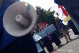 Korps PMII Puteri (Kopri) menggelar aksi unjuk rasa memperingati hari perempuan internasional di Jombang, Jawa Timur, Jumat (8/3/2019). Mereka menuntut penghentian kekerasan terhadap perempuan serta penghapusan diskriminasi. Antara Jatim/Syaiful Arif/zk.
