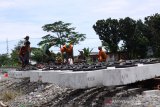 Pekerja mengerjakan proyek double track (jalur ganda) kereta api Jombang-Madiun yang melintas di Desa Pandanwangi, Kecamatan Diwek, Jombang, Jawa Timur, Jumat (8/3/2019). Dirjen Perkeretaapian Kementerian Perhubungan (Kemenhub) memberi tambahan waktu pengerjaan rel ganda Jombang-Madiun hingga pertengahan tahun 2019 yang sebelumnya ditarget tuntas akhir 2018. Antara Jatim/Syaiful Arif/zk.