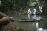 Sejumlah pelajar menyeberangi Sungai Celeng menggunakan rakit di Dusun Tilaman, Wukirsari, Imogiri, Bantul, DI Yogyakarta, Kamis (28/3/2019). Pelajar Madrasah Aliyah Ummatan Wasathon terpaksa menggunakan rakit untuk berangkat dan pulang sekolah karena jembatan yang biasa mereka lintasi putus di terjang banjir yang terjadi di Imogiri pada Minggu (17/3) lalu. (ANTARA FOTO)