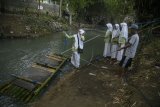 Sejumlah pelajar menyeberangi Sungai Celeng menggunakan rakit di Dusun Tilaman, Wukirsari, Imogiri, Bantul, DI Yogyakarta, Kamis (28/3/2019). Pelajar Madrasah Aliyah Ummatan Wasathon terpaksa menggunakan rakit untuk berangkat dan pulang sekolah karena jembatan yang biasa mereka lintasi putus di terjang banjir yang terjadi di Imogiri pada Minggu (17/3) lalu. (ANTARA FOTO)