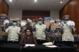 Penyidik didamping Wakil Ketua KPK Basaria Panjaitan, menunjukkan barang bukti hasil Operasi Tangkap Tangan (OTT) yang menjerat anggota DPR Fraksi Golkar Bowo Sidik Pangarso, saat memberikan keterangan pers, di Gedung KPK Merah Putih, Jakarta, Kamis (28/3/2019). Uang senilai Rp8 miliar yang dibagi dalam 84 kardus atau 400 ribu amplop dengan pecahan Rp20.000 dan Rp50.000 tersebut diduga suap untuk pelaksanaan kerja sama Pengangkutan Bidang Pelayaran antara PT.Pupuk Indonesia Logistik (PILOG) dan PT.Humpuss Transportasi Kimia (HTK), dan diduga digunakan untuk membantu biaya Kampanye 2019. (ANTARA FOTO)