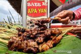 Peserta mempersiapkan Sate Matang untuk diperlombakan pada “Festival Sate Matang 2019” di lapangan Galaction, Cot Gapu Bireuen, Aceh, Sabtu (30/3/2019). Festival yang digelar Dinas Kebudayaan dan Pariwisata Aceh dan Pemkab Bireuen itu diikuti 133 pengusaha kuliner sate dan berlangsung selama dua hari sebagai salah satu program pengembangan wisata kuliner untuk menarik target 3 juta wisatawan lokal dan mancanegara tahun 2019 di Aceh, (Antara Aceh/Rahmad)