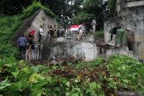 Sejumlah relawan membersihkan tanaman liar di sekitar Benteng Kedung Cowek yang dibangun sekitar tahun 1899 oleh pemerintah Belanda di Surabaya, Jawa Timur, Minggu (24/3/2019). Kegiatan bersih-bersih yang digagas komunitas Roode Brug Surabaya tersebut bertujuan untuk mengajak generasi muda peduli dengan bangunan bersejarah. Antara Jatim/Moch Asim/zk.