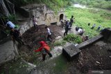 Sejumlah relawan membersihkan tanaman liar di sekitar Benteng Kedung Cowek yang dibangun sekitar tahun 1899 oleh pemerintah Belanda di Surabaya, Jawa Timur, Minggu (24/3/2019). Kegiatan bersih-bersih yang digagas komunitas Roode Brug Surabaya tersebut bertujuan untuk mengajak generasi muda peduli dengan bangunan bersejarah. Antara Jatim/Moch Asim/zk.