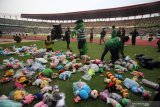 Sejumlah relawan mengumpulkan boneka dari suporter Persebaya Surabaya di sela-sela pertandingan babak delapan besar Piala Presiden 2019 antara Persebaya melawan PS Tira Persikabo di Stadion Gelora Bung Tomo, Surabaya, Jawa Timur, Jumat (29/3/2019). Boneka-boneka yang terkumpul tersebut untuk didonasikan kepada anak-anak penderita kanker di seluruh Indonesia sebagai bentuk kepedulian dan penyemangat bagi mereka. Antara Jatim/Moch Asim/zk
