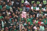 Sejumlah suporter Persebaya Surabaya menyiapkan boneka untuk dilemparkan ke lapangan di sela-sela pertandingan babak delapan besar Piala Presiden 2019 antara Persebaya melawan PS Tira Persikabo di Stadion Gelora Bung Tomo, Surabaya, Jawa Timur, Jumat (29/3/2019). Boneka-boneka yang terkumpul tersebut untuk didonasikan kepada anak-anak penderita kanker di seluruh Indonesia sebagai bentuk kepedulian dan penyemangat bagi mereka. Antara Jatim/Moch Asim/zk.