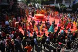 Sejumlah peserta yang terpilih menunjukkan rujak uleg kreasinya dengan memakai kostum unik saat Festival Rujak Uleg 2019 di kawasan Kembang Jepun, Surabaya, Jawa Timur, Minggu (17/3/2019). Festival kuliner khas Surabaya yang diikuti 1.692 peserta tersebut merupakan rangkaian kegiatan untuk memperingati Hari Jadi Kota Surabaya (HJKS) yang ke-726 dan tercatat dalam rekor MURI pembuatan rujak uleg dengan peserta terbanyak. Antara Jatim/Moch Asim/zk.