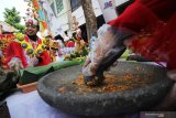 Sejumlah peserta membuat rujak uleg dengan memakai kostum unik saat Festival Rujak Uleg 2019 di kawasan Kembang Jepun, Surabaya, Jawa Timur, Minggu (17/3/2019). Festival kuliner khas Surabaya yang diikuti 1.784 peserta tersebut merupakan rangkaian kegiatan untuk memperingati Hari Jadi Kota Surabaya (HJKS) yang ke-726 dan tercatat dalam rekor MURI pembuatan rujak uleg dengan peserta terbanyak. Antara Jatim/Moch Asim/zk.